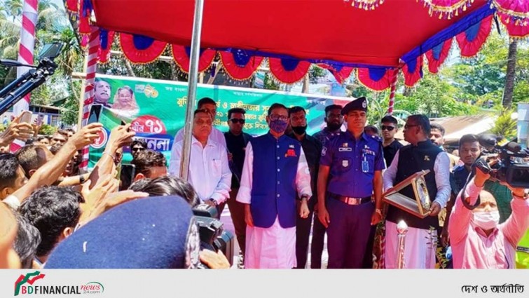 গ্রামে ফিরেই বাবা-মায়ের কবর জিয়ারত করলেন ওবায়দুল কাদের
