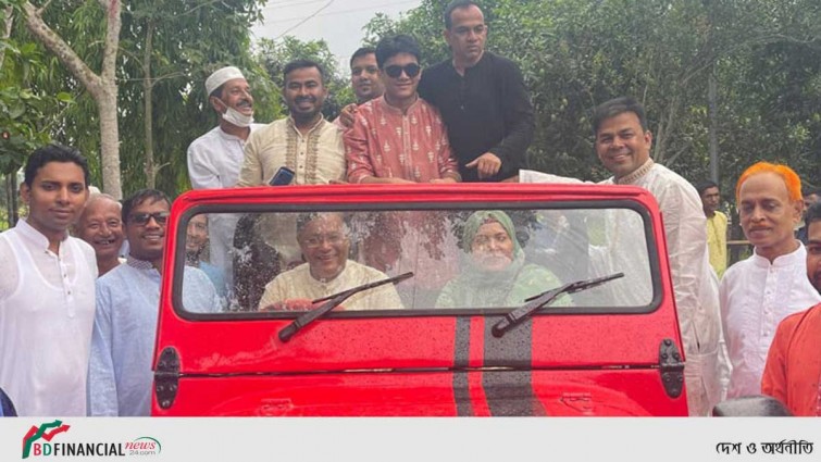গাড়ি চালিয়ে গ্রাম ঘুরে ঈদ শুভেচ্ছা বিনিময় করলেন তথ্যমন্ত্রী