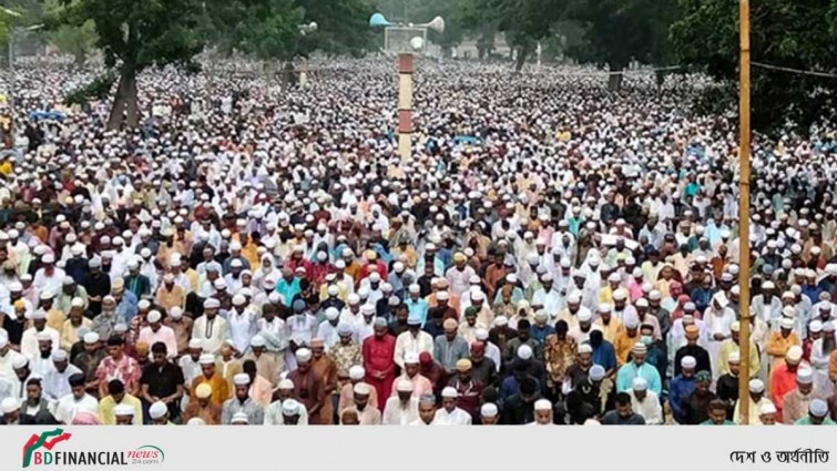 বৃষ্টির মধ্যেই জনসমুদ্রে পরিণত শোলাকিয়া ঈদগাহ