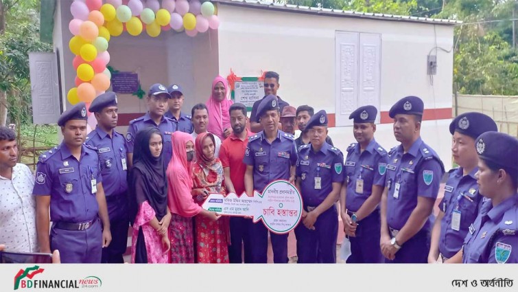 বাহুবলে পুলিশের মানবিকতায় দুই সন্তানকে নিয়ে মাথাগোঁজার ঠাঁই পেলেন সিমু