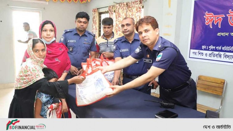 পথ শিশু ও প্রতিবন্ধিদের মাঝে ঈদ উপহার সামগ্রী প্রদান করলেন চুয়াডাঙ্গা পুলিশ সুপার
