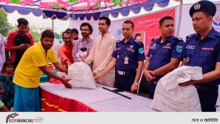 বেদে সম্প্রদায়ের মাঝে ঈদ সামগ্রী দিলেননারায়ণগঞ্জের পুলিশ সুপার জায়েদুল আলম