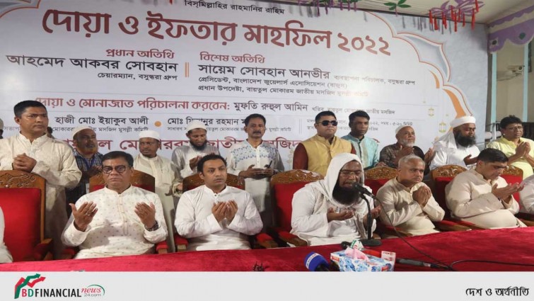 বায়তুল মোকাররমে মুসল্লিদের সঙ্গে ইফতার করলেন বসুন্ধরা এমডি