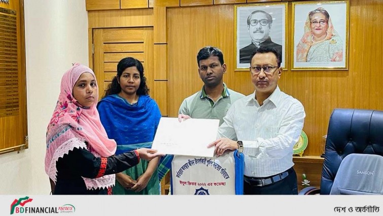 কর্তব্যরত অবস্থায় জীবন উৎসর্গকারী পুলিশ সদস্যদের পরিবারকে ঈদুল ফিতরে আইজিপির উপহার বিতরণ