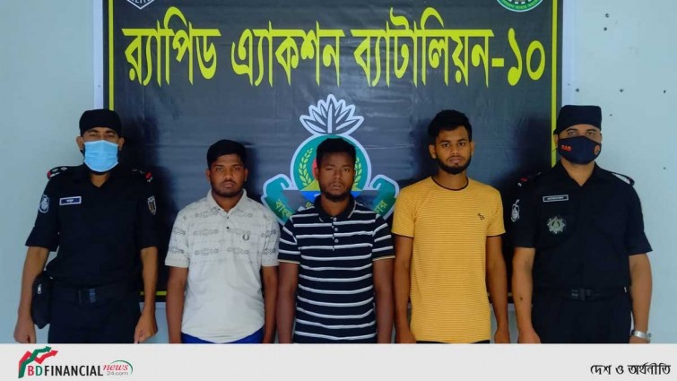 যাত্রাবাড়ীতে ফেনসিডিলসহ ৩ মাদক ব্যবসায়ীকে গ্রেফতার করেছে র্যাব