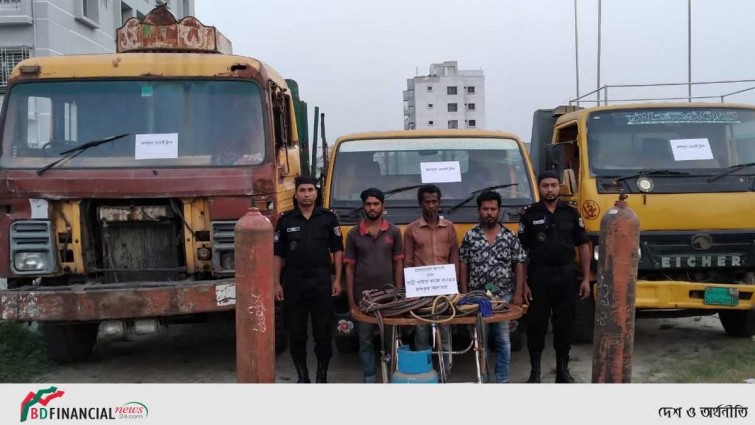 সিদ্ধিরগঞ্জে গাড়ি কাটার সরঞ্জামাদিসহ ৩ গাড়ি চোরকে গ্রেফতার করেছে র্যাব