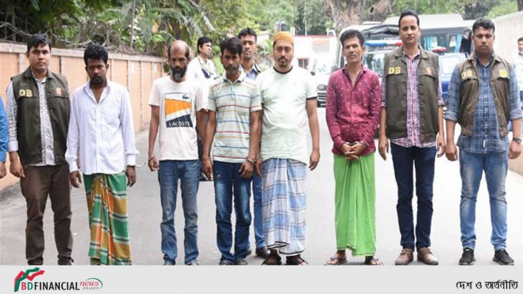 দেশীয় অস্ত্র ও লুন্ঠিত মালামাল উদ্ধারসহ অপহরণকারী চক্রের ৫ সদস্য গ্রেপ্তার