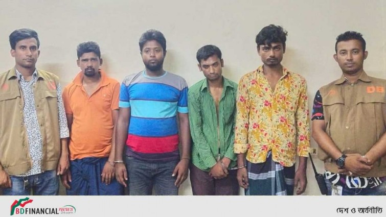 মানিকগঞ্জে ডিবির অভিযানে ৪ মাদক কারবারী গ্রেফতার