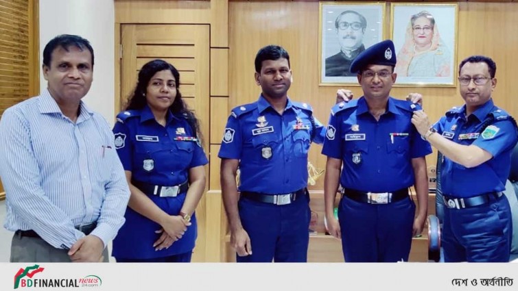 সদ্য পদোন্নতি প্রাপ্তকে র্যাংক ব্যাজ পরিয়ে দেন পুলিশ সুপার