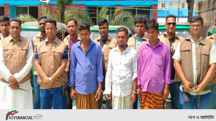 মানিকগঞ্জে ডিবির অভিযানে চোরাই সিএনজিসহ গ্রেফতার ৩
