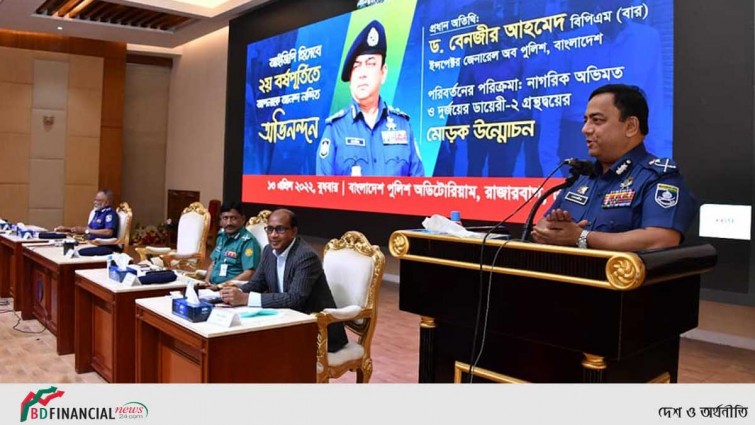 দ্বিতীয় মেয়াদপূর্তিতে সহকর্মীদের ফুলেল শুভেচ্ছায় সিক্ত আইজিপি
