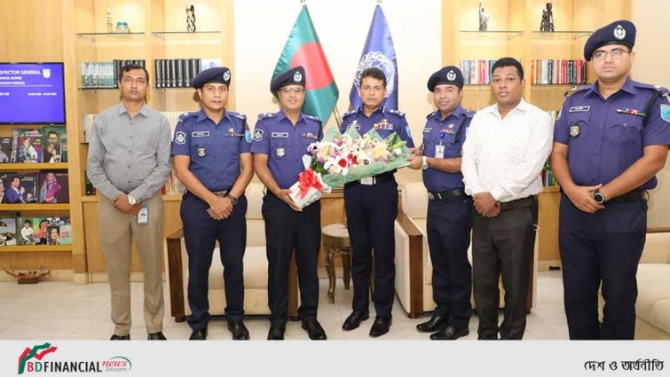 ঢাকা রেঞ্জের ডিআইজি হাবিবুর রহমানকে ফুলেল শুভেচ্ছা