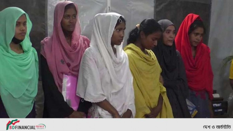১২০ টাকায় পুলিশের চাকরি পেয়ে খুশিতে কাঁদলেন তারা