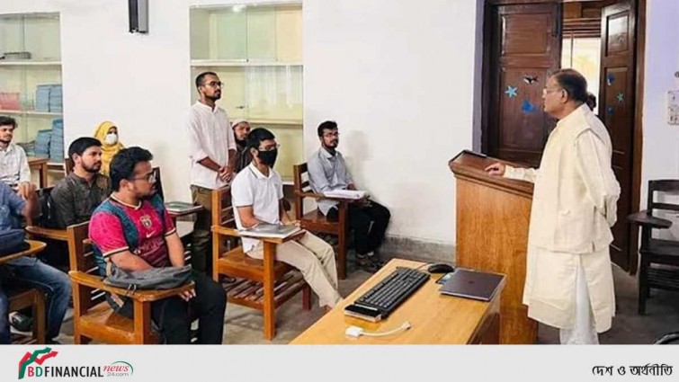 করোনার পর আবার সরাসরি ক্লাস নিচ্ছেন ড. হাছান