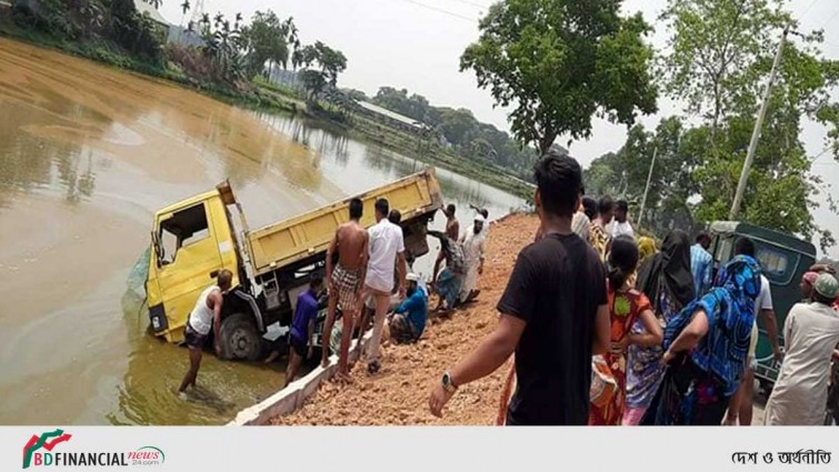 ভালুকায় ইজিবাইককে ধাক্কা দিয়ে খাদে ট্রাক, নিহত ৩