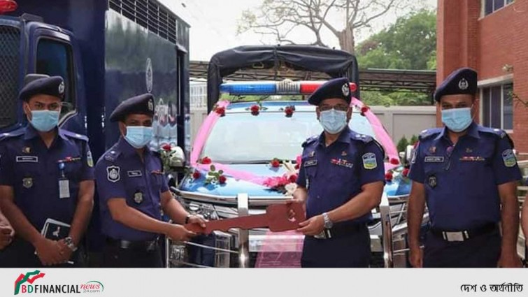 নান্দাইলে ওসি'র হাতে নতুন গাড়ির চাবি তুলে দিলেন এসপি আহমার উজ্জামান