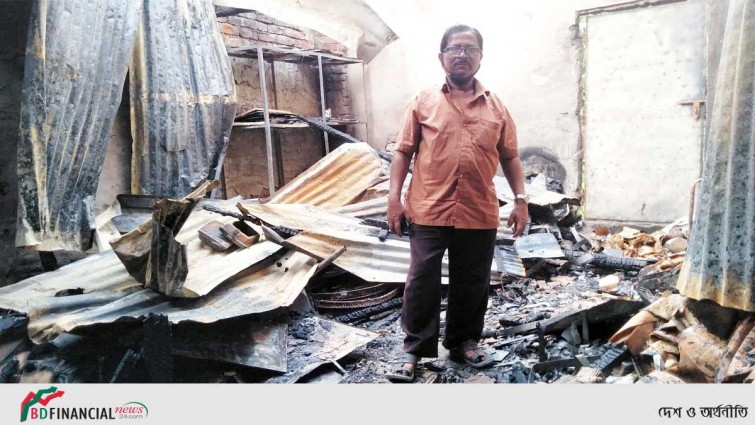 দুর্গাপুরে অগ্নিকান্ড ব্যাপক ক্ষয়ক্ষতি