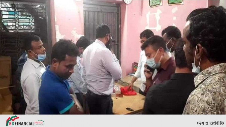 নেত্রকোনায় এসএ পরিবহনে নকল সিগারেট জব্দ