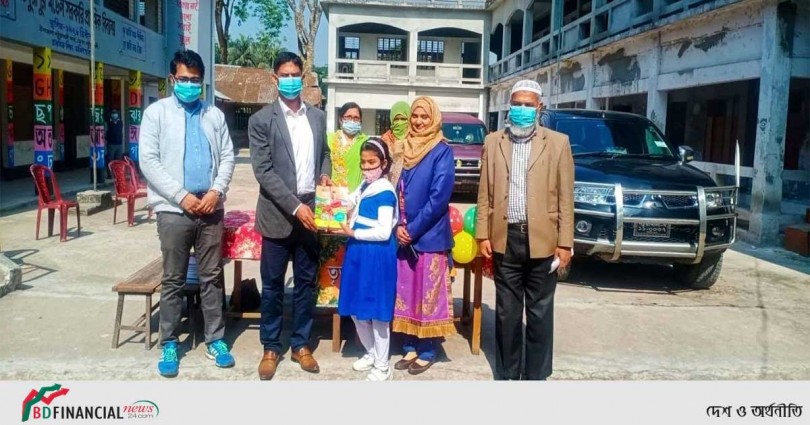পটুয়াখালীতে স্বাস্থ্যবিধি মেনে বই বিতরণ করলেন জেলা প্রশাসক মোঃ মতিউল ইসলাম