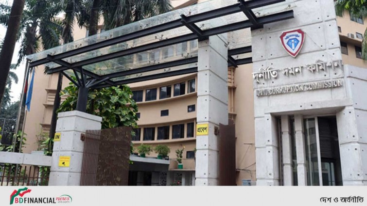 সাবেক সচিবসহ ২২ জনের বিরুদ্ধে দুদকের মামলা