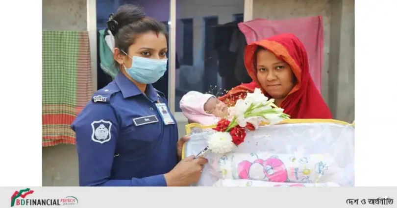 চুয়াডাঙ্গা জেলা পুলিশের পক্ষ থেকে সদ্য ভূমিষ্ঠ পনের কন্যা শিশুর পরিবারকে পাঠানো হলো ফুল ও নতুন পোশাক