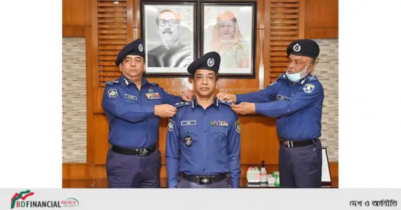 অতিরিক্ত ডিআইজি পদে পদোন্নতিপ্রাপ্ত কর্মকর্তাদের র‌্যাংক ব্যাজ পরালেন আইজিপি