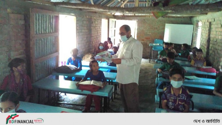 ঝালকাঠি প্রাথমিক বিদ্যালয়ের পাঠদান এখনও মক্তবেই চলছে