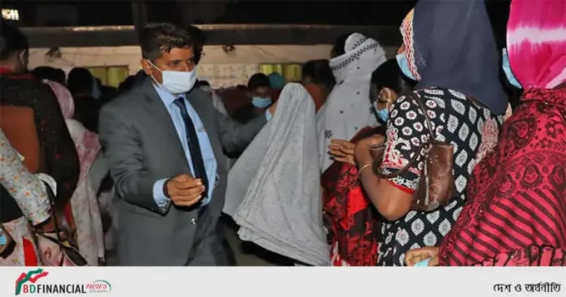 তৃতীয় লিঙ্গের শীতার্ত মানুষদের মাঝে কম্বল বিতরণ করলেন জেলা প্রশাসক, ঢাকা