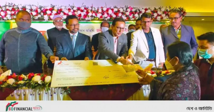 করোনায় মৃতের পরিবারের হাতে দশ লক্ষ টাকার চেক তুলে দিলো ডায়মন্ড ওয়ার্ল্ড