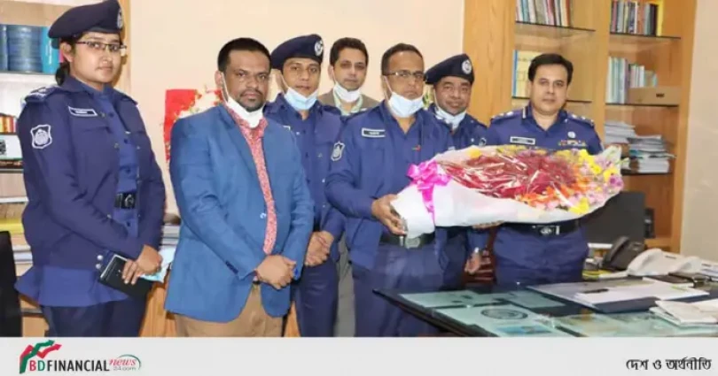 ডিআইজি পদে পদোন্নতি হওয়ায় মোঃ আসাদুজ্জামানকে ঢাকা জেলা পুলিশের ফুলেল শুভেচ্ছা