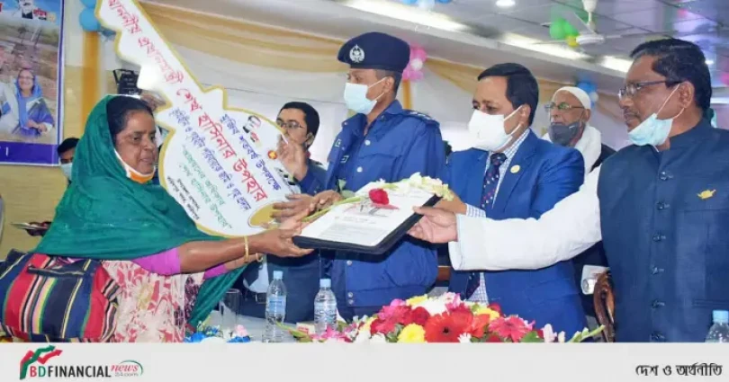 গৃহ ও ভূমিহীনের মাঝে প্রধানমন্ত্রীর উপহার ঘর ও জমি প্রদান