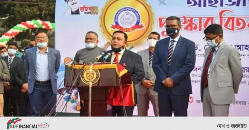 পুলিশ ক্রিকেটে এপিবিএন চ্যাম্পিয়ন : বিজয়ীদের মাঝে পুরস্কার বিতরণ করলেন আইজিপি
