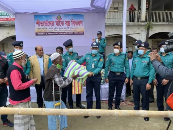 সামাজিক দায়বদ্ধতার অংশ হিসেবে গুলশান থানার উদ্যোগে শীতার্তদের মাঝে বস্ত্র বিতরণ