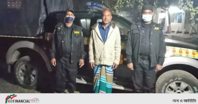 ১০৫ লিটার চোরাই মদসহ ০১ জন মাদক ব্যবসায়ীকে গ্রেফতার করেছে র‌্যাব-৪