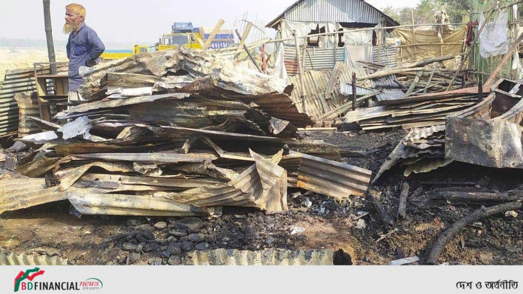 দুর্গাপুরে আগুনে দুটি দোকান ঘর পুড়ে ছাই