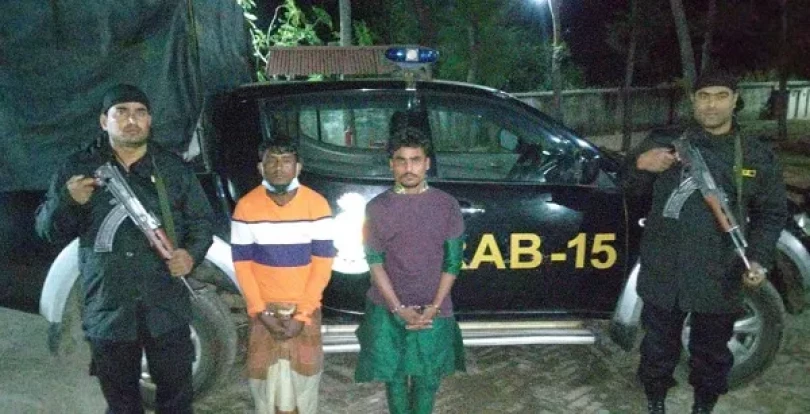 টেকনাফে ১০টি আগ্নেয়াস্ত্রসহ দুই রোহিঙ্গা আটক