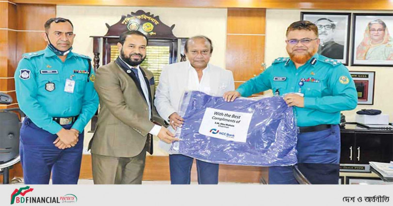 চট্টগ্রাম মেট্রোপলিটন পুলিশের কাছে এনসিসি ব্যাংকের কম্বল হস্তান্তর
