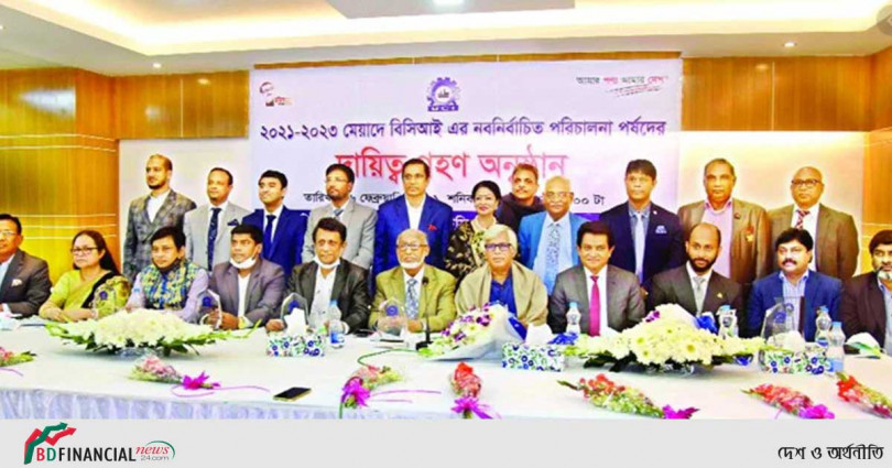 ছোট ও মাঝারি প্রতিষ্ঠানের পাশে দাঁড়াতে হবে: এ. কে. আজাদ
