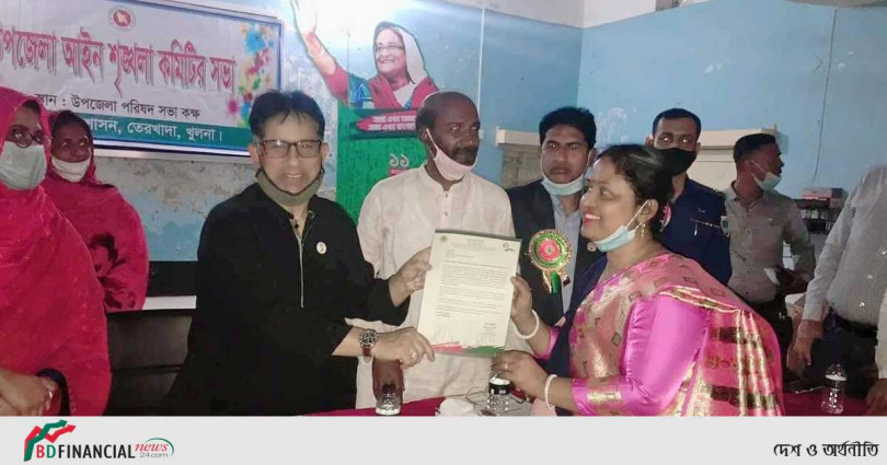 শিক্ষিকা লিপিকা পাত্রকে অভিনন্দিত করলেন সালাম মূর্শেদী