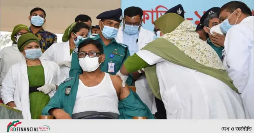 করোনার ভ্যাকসিন নিলেন ডিএমপি কমিশনার