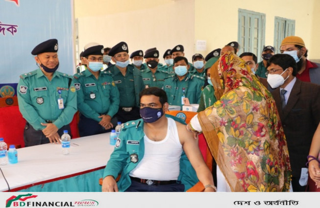 টিকা গ্রহণ করলেন আরএমপি পুলিশ কমিশনার মোঃ আবু কালাম সিদ্দিক