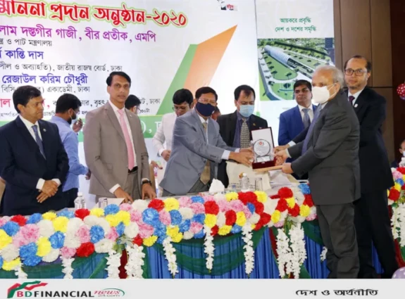 ব্যাংকিং খাতে ২য় সর্বোচ্চ করদাতার পুরস্কার পেলো ইসলামী ব্যাংক