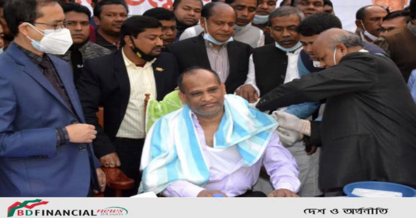 ইঞ্জিনিয়ার এনামুল হক এমপি বাগমারায় প্রথম টিকা নিলেন