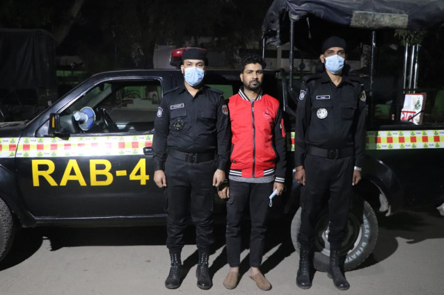 পেশাদার ও সংঘবদ্ধ প্রতারকচক্রের মূলহোতা সেলিম শেখকে গ্রেফতার করেছে র‌্যাব-৪