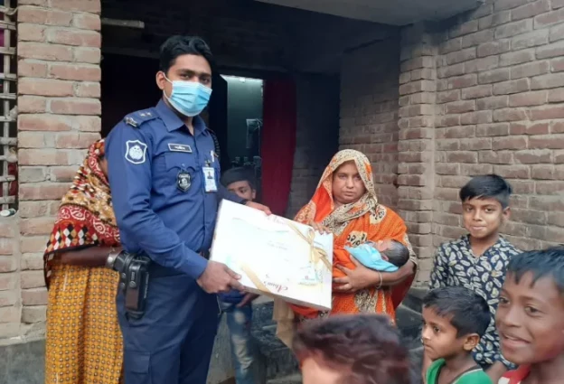 চুয়াডাঙ্গা পুলিশ সুপার ও জেলা পুলিশের পক্ষ থেকে সদ্য ভূমিষ্ঠ ছয় কন্যা শিশুর পরিবারকে পাঠানো হলো ফুল ও নতুন পোশাক