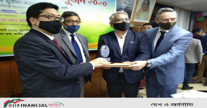 টেলিযোগাযোগ খাতের সর্বোচ্চ করদাতা হিসেবে ট্যাক্স কার্ড ও সম্মাননা পেয়েছে গ্রামীণফোন