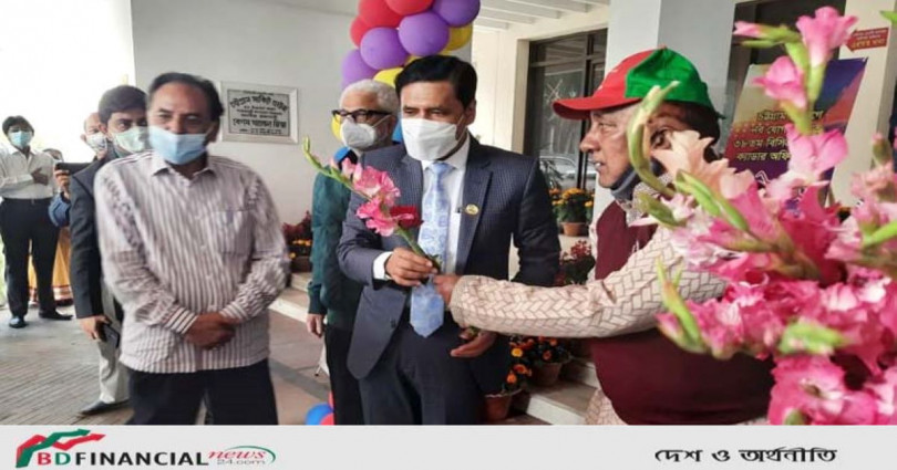 চট্টগ্রামের ডিসি করোনার টিকা নিতে আসা মুক্তিযোদ্ধাদের ফুল উপহার দিলেন