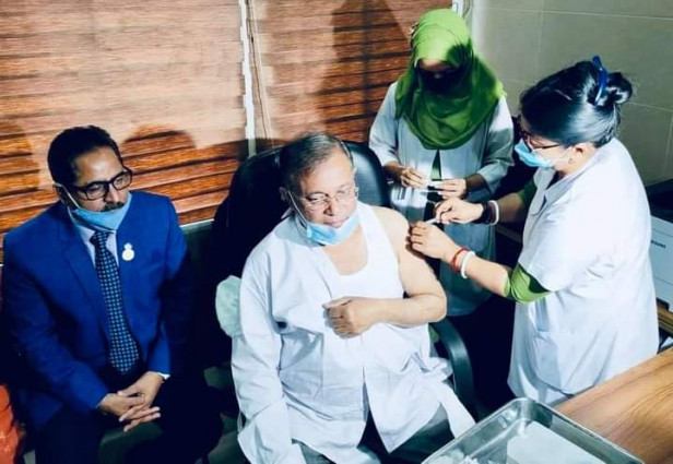 ভ্যাকসিন গ্রহণ করলেন তথ্যমন্ত্রী  হাছান মাহমুদ