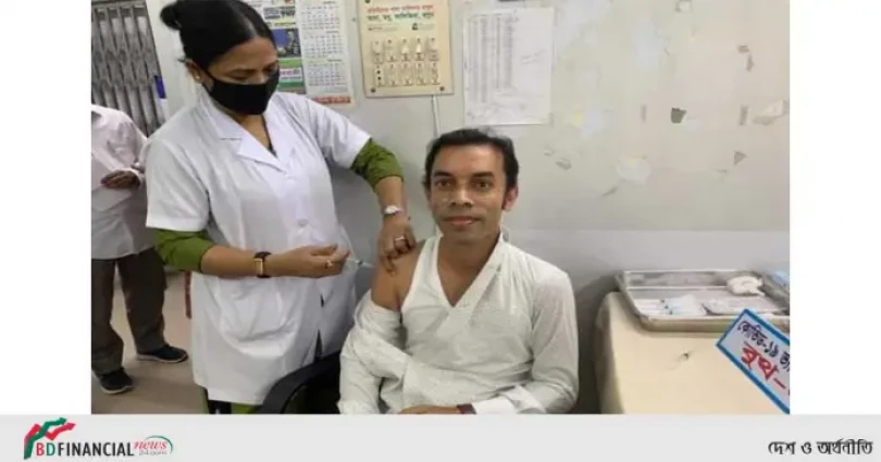 ডিইউজের নেতাদের মধ্যে প্রথম টিকা নিলেন সাংগঠনিক সম্পাদক জিহাদ