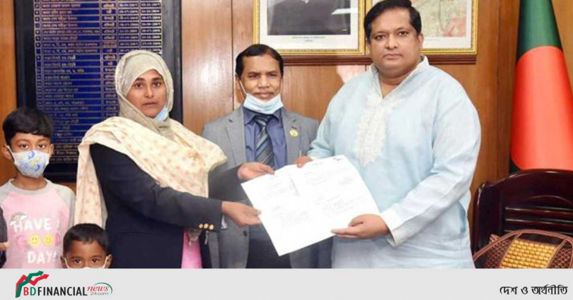 এসএ গেমসে স্বর্ণজয়ী অ্যাথলেট শাম্মীকে ফ্ল্যাট ও ২৫ লাখ টাকা দিলেন প্রধানমন্ত্রী